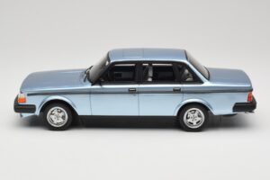 Volvo 244 Turbo Svetlomodra DNA 1:18 DNA000135 Kovina – slika 3 od 6