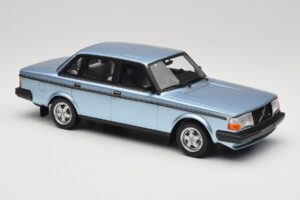 Volvo 244 Turbo Svetlomodra DNA 1:18 DNA000135 Kovina – slika 4 od 6
