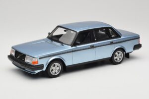 Volvo 244 Turbo Svetlomodra DNA 1:18 DNA000135 Kovina