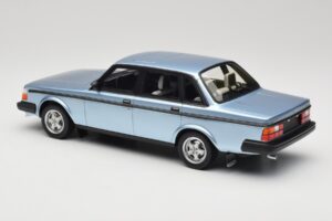 Volvo 244 Turbo Svetlomodra DNA 1:18 DNA000135 Kovina – slika 5 od 6
