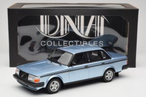 Volvo 244 Turbo Svetlomodra DNA 1:18 DNA000135 Kovina – slika 6 od 6