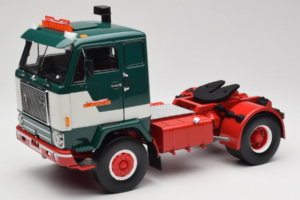Volvo F88 Bilspedition Zelena Bela MCG 1:18 MCG18139 Kovina