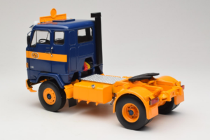 Volvo F88 Temno Modra Rumena MCG 1:18 MCG18140 Kovina – slika 7 od 8