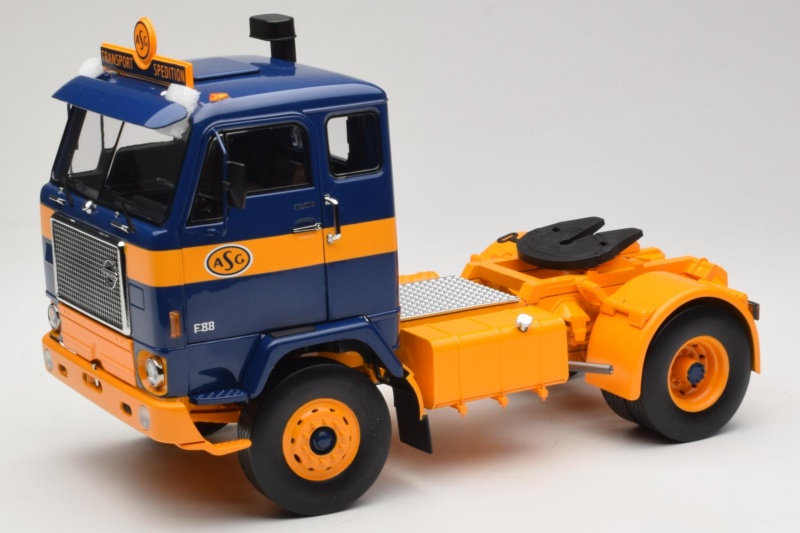Volvo F88 Temno Modra Rumena MCG 1:18 MCG18140 Kovina