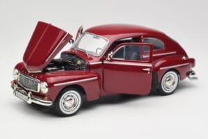 Volvo PV544 Cherry Red Revell 1:18 08887 Kovina – slika 2 od 8