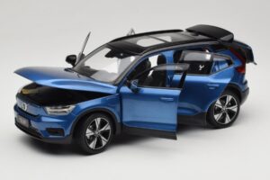 Volvo XC40 Recharge Modra Metalik Paudi Model 1:18 2562373 Kovina – slika 2 od 8