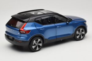 Volvo XC40 Recharge Modra Metalik Paudi Model 1:18 2562373 Kovina – slika 3 od 8