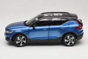 Volvo XC40 Recharge Modra Metalik Paudi Model 1:18 2562373 Kovina – slika 4 od 8