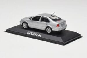 Volkswagen Bora Reflex Srebrna Minichamps 1:43 81982223S Kovina – slika 3 od 4