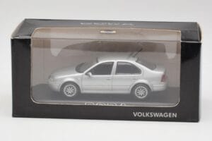 Volkswagen Bora Reflex Srebrna Minichamps 1:43 81982223S Kovina – slika 4 od 4