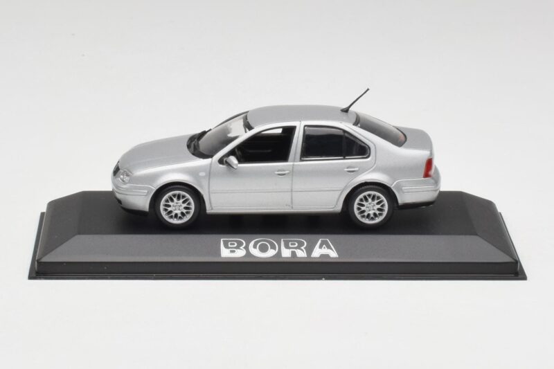 Volkswagen Bora Reflex Srebrna Minichamps 1:43 81982223S Kovina
