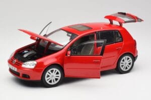 Volkswagen Golf Mk5 4-Door Tornado Rdeč Bburago 1:18 GOLF001 Kovina – slika 2 od 8