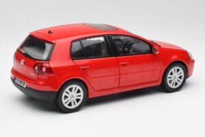 Volkswagen Golf Mk5 4-Door Tornado Rdeč Bburago 1:18 GOLF001 Kovina – slika 3 od 8
