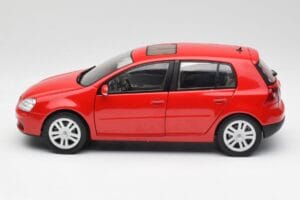 Volkswagen Golf Mk5 4-Door Tornado Rdeč Bburago 1:18 GOLF001 Kovina – slika 4 od 8