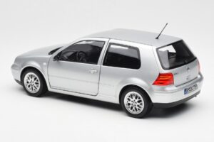 Volkswagen Golf Mk5 GTI Srebrn Norev 1:18 188570 Kovina – slika 7 od 8