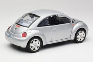 Volkswagen New Beetle Reflex Srebrna Metalik Bburago 1:18 3322 Kovina – slika 3 od 8