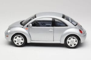 Volkswagen New Beetle Reflex Srebrna Metalik Bburago 1:18 3322 Kovina – slika 4 od 8