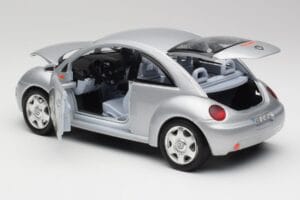 Volkswagen New Beetle Reflex Srebrna Metalik Bburago 1:18 3322 Kovina – slika 5 od 8