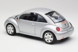 Volkswagen New Beetle Reflex Srebrna Metalik Bburago 1:18 3322 Kovina – slika 7 od 8