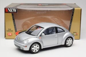 Volkswagen New Beetle Reflex Srebrna Metalik Bburago 1:18 3322 Kovina – slika 8 od 8
