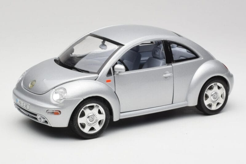 Volkswagen New Beetle Reflex Srebrna Metalik Bburago 1:18 3322 Kovina