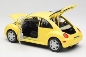 Volkswagen New Beetle Rumen Maisto 1:18 37800-M4 Kovina – slika 5 od 8