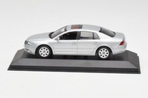 Volkswagen Phaeton Srebrn Minichamps 1:43 3D0099300A Kovina
