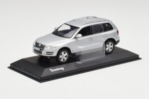 Volkswagen Touareg Reflex Srebrna Minichamps 1:43 68625 Kovina – slika 2 od 4