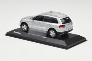 Volkswagen Touareg Reflex Srebrna Minichamps 1:43 68625 Kovina – slika 3 od 4