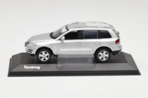 Volkswagen Touareg Reflex Srebrna Minichamps 1:43 68625 Kovina