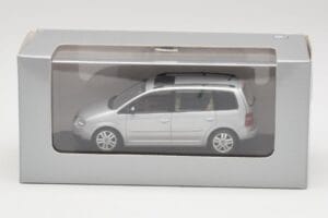 Volkswagen Touran Reflex Srebrna Minichamps 1:43 TOURAN001 Kovina – slika 4 od 4