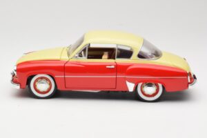 Wartburg 311 Coupe Rdeč & Bež Revell 1:18 8418 Kovina – slika 4 od 8