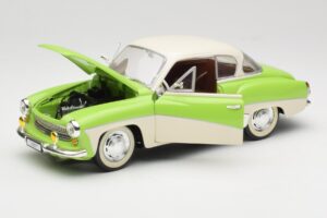 Wartburg 313 Pastelno Zelena nad Bež Revell 1:18 9018 Kovina – slika 2 od 8