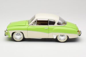 Wartburg 313 Pastelno Zelena nad Bež Revell 1:18 9018 Kovina – slika 4 od 8