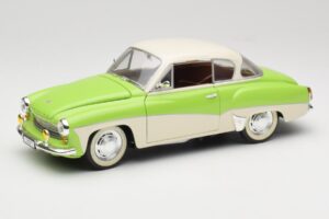 Wartburg 313 Pastelno Zelena nad Bež Revell 1:18 9018 Kovina