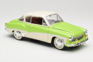 Wartburg 313 Pastelno Zelena nad Bež Revell 1:18 9018 Kovina – slika 6 od 8