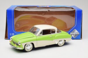 Wartburg 313 Pastelno Zelena nad Bež Revell 1:18 9018 Kovina – slika 8 od 8