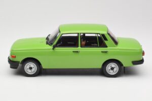 Wartburg 353 Zelen MCG 1:18 MCG18062 Kovina – slika 3 od 6