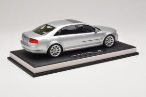 Audi A8 D3 W12 Ice Silver Metallic MotorHelix 1:18 MH030ISM Smola – slika 3 od 7