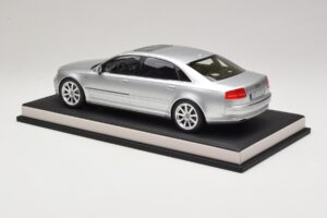 Audi A8 D3 W12 Ice Silver Metallic MotorHelix 1:18 MH030ISM Smola – slika 5 od 7
