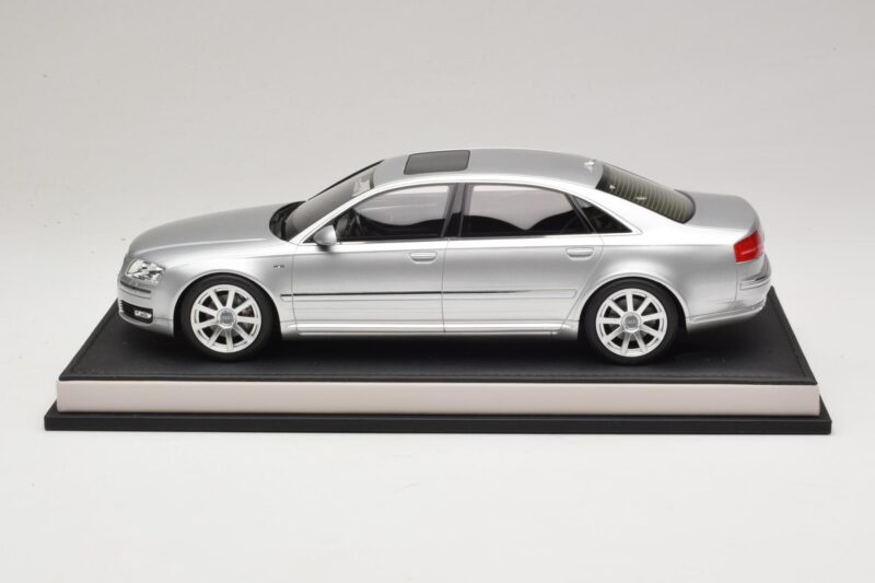 Audi A8 D3 W12 Ice Silver Metallic MotorHelix 1:18 MH030ISM Smola