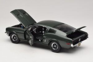 Ford Mustang GT Bullitt s Figurico Steve McQueen Greenlight 1:18 12885 Kovina – slika 5 od 8