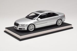 Audi A8 D3 W12 Ice Silver Metallic MotorHelix 1:18 MH030ISM Smola – slika 2 od 7