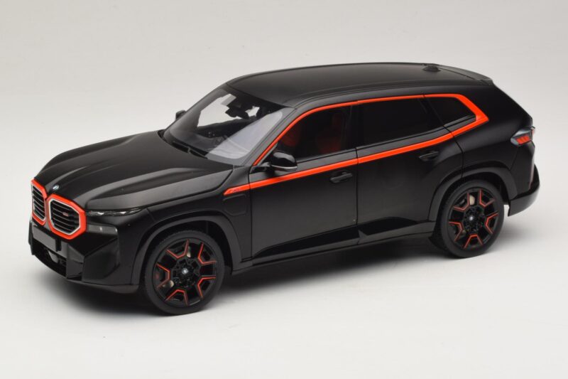BMW XM G09 Matt Black Minichamps 1:18 110023301 Kovina