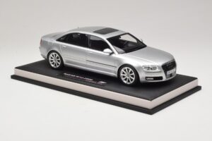 Audi A8 D3 W12 Ice Silver Metallic MotorHelix 1:18 MH030ISM Smola – slika 4 od 7