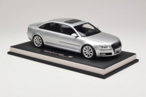 Audi A8 D3 W12 Ice Silver Metallic MotorHelix 1:18 MH030ISM Smola – slika 4 od 7
