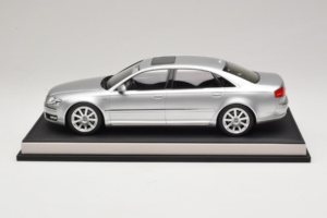 Audi A8 D3 W12 Ice Silver Metallic MotorHelix 1:18 MH030ISM Smola
