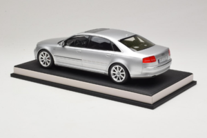 Audi A8 D3 W12 Ice Silver Metallic MotorHelix 1:18 MH030ISM Smola – slika 5 od 7