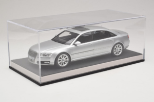 Audi A8 D3 W12 Ice Silver Metallic MotorHelix 1:18 MH030ISM Smola – slika 6 od 7
