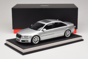 Audi A8 D3 W12 Ice Silver Metallic MotorHelix 1:18 MH030ISM Smola – slika 7 od 7